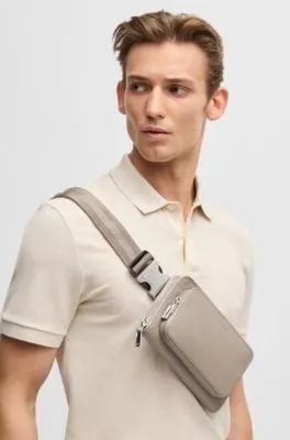 Bolso bandolera de piel italiana con detalles de la marca