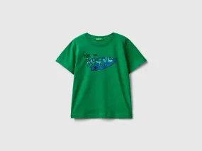 Camiseta con detalles flúor