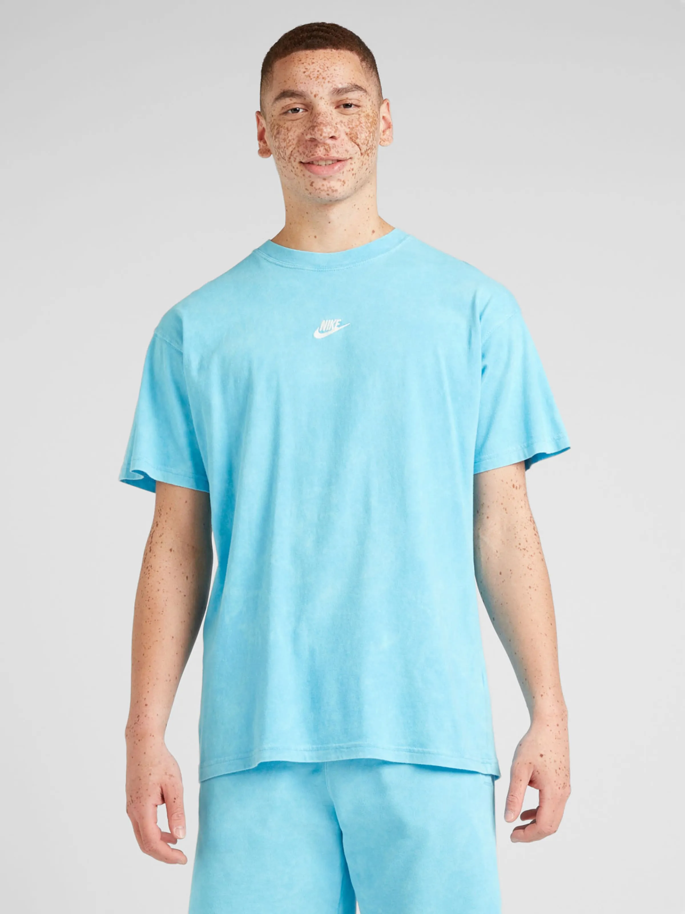 Camiseta 'CLUB' Nike Sportswear en Azul Claro