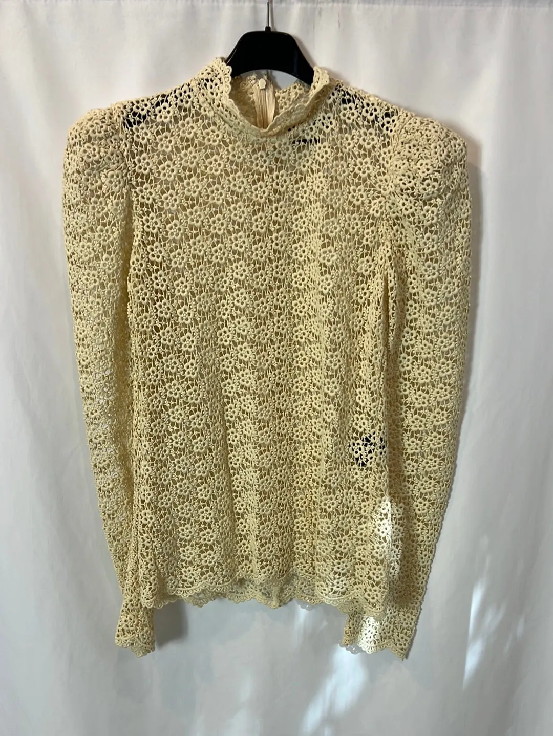 ISABEL MARANT. Top beige troquelado hombreras. T 38