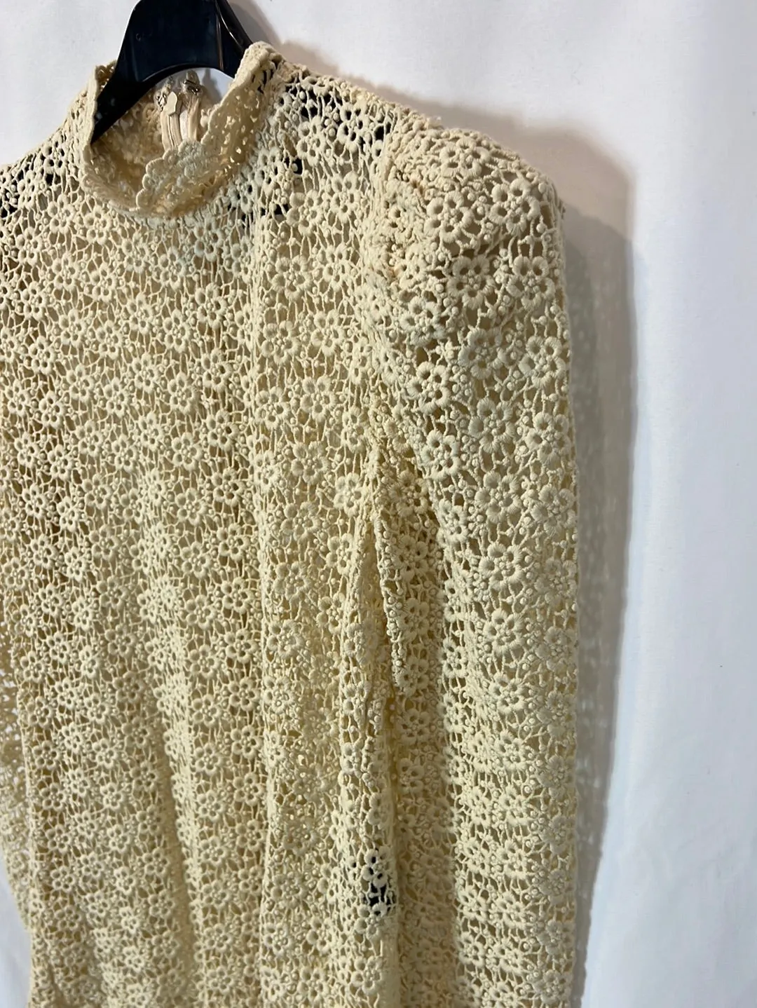 ISABEL MARANT. Top beige troquelado hombreras. T 38