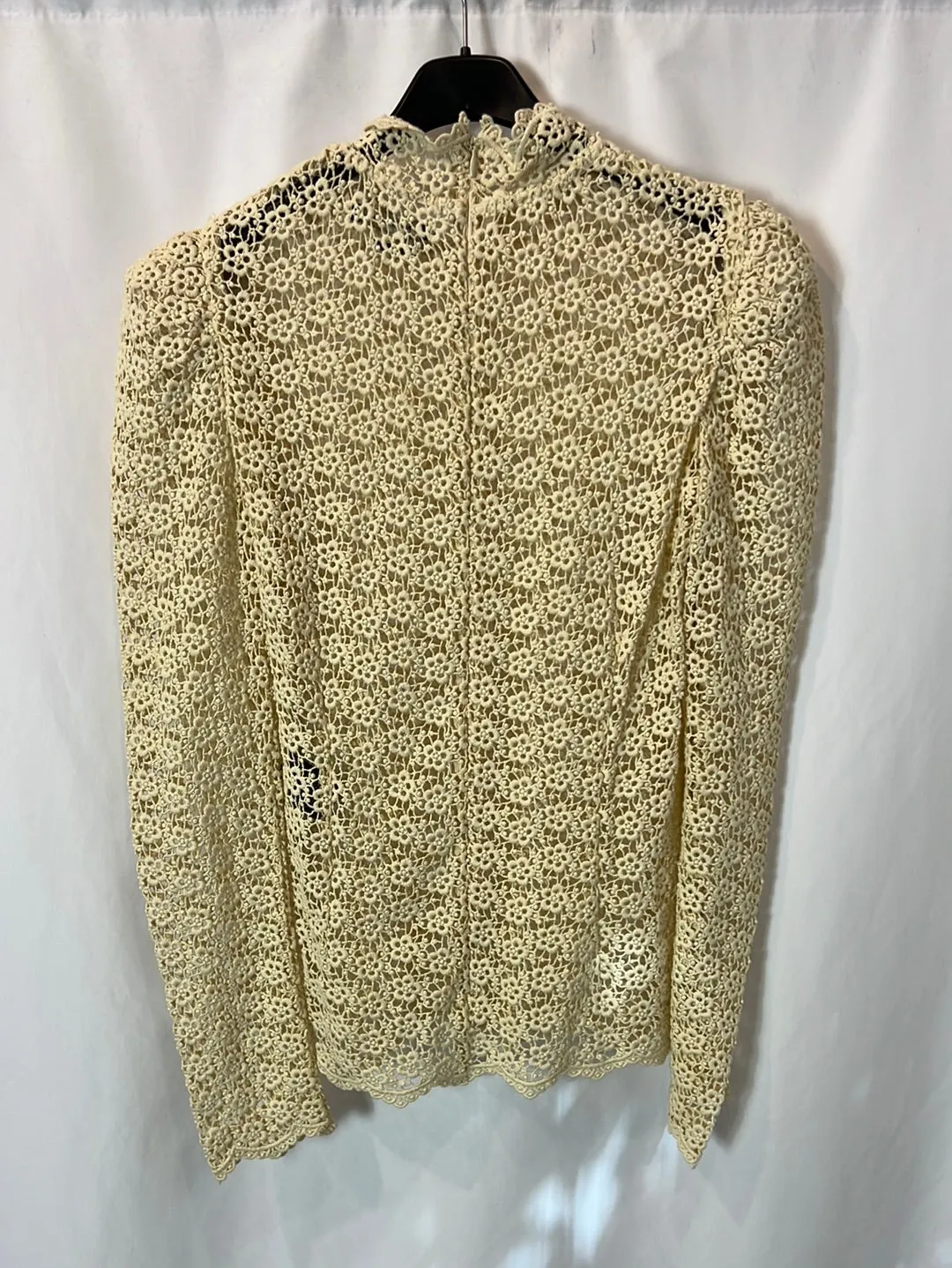 ISABEL MARANT. Top beige troquelado hombreras. T 38