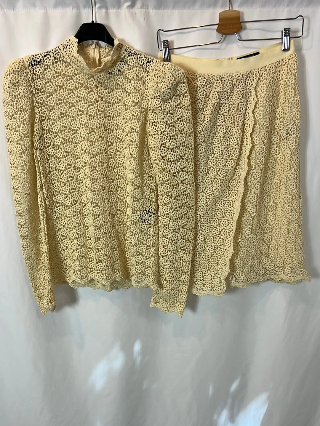 ISABEL MARANT. Top beige troquelado hombreras. T 38