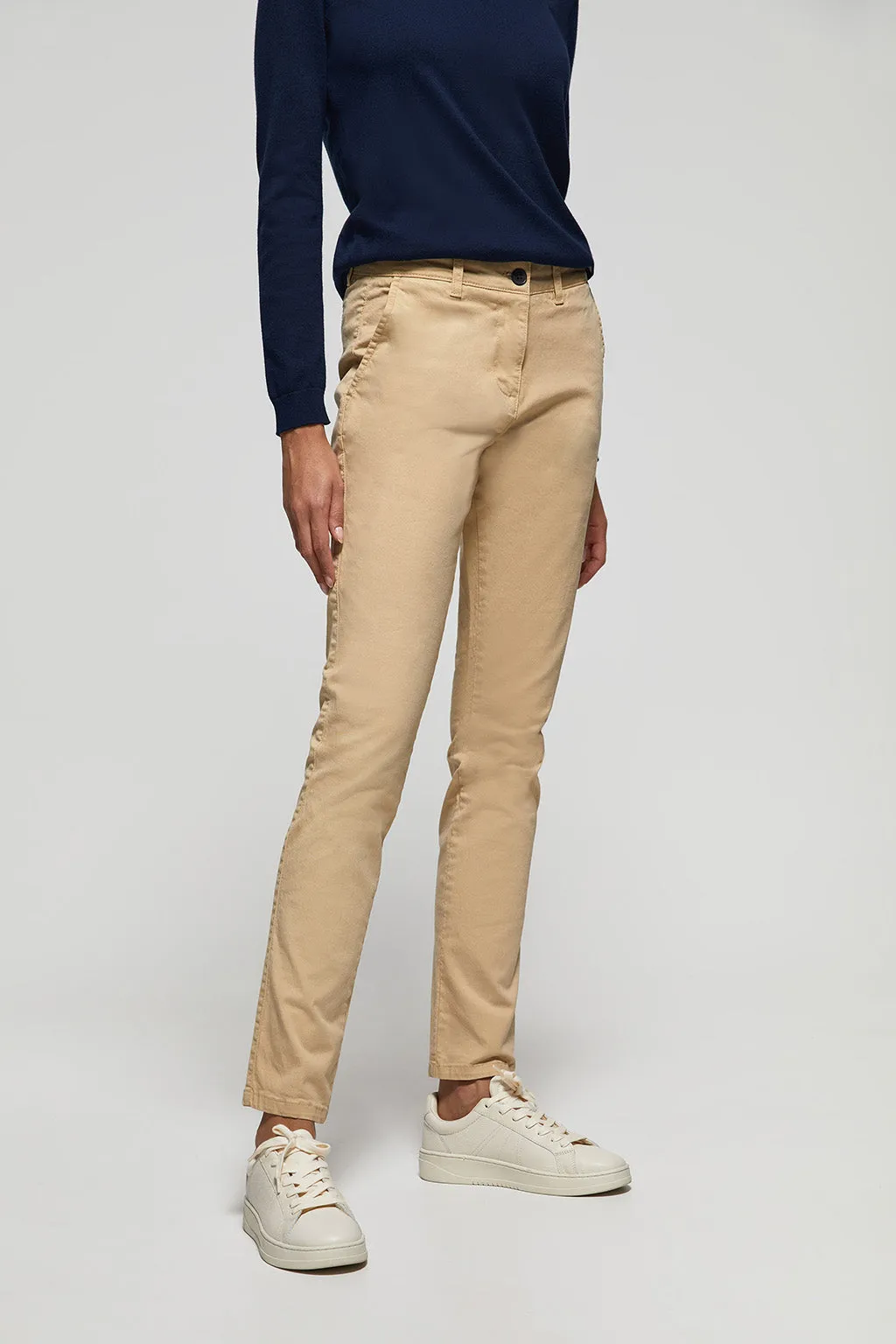 Pantalón chino Slim fit color arena con detalle Polo Club