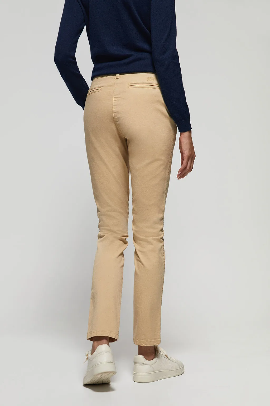 Pantalón chino Slim fit color arena con detalle Polo Club