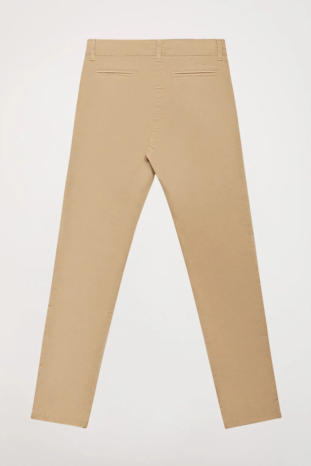 Pantalón chino Slim fit color arena con detalle Polo Club