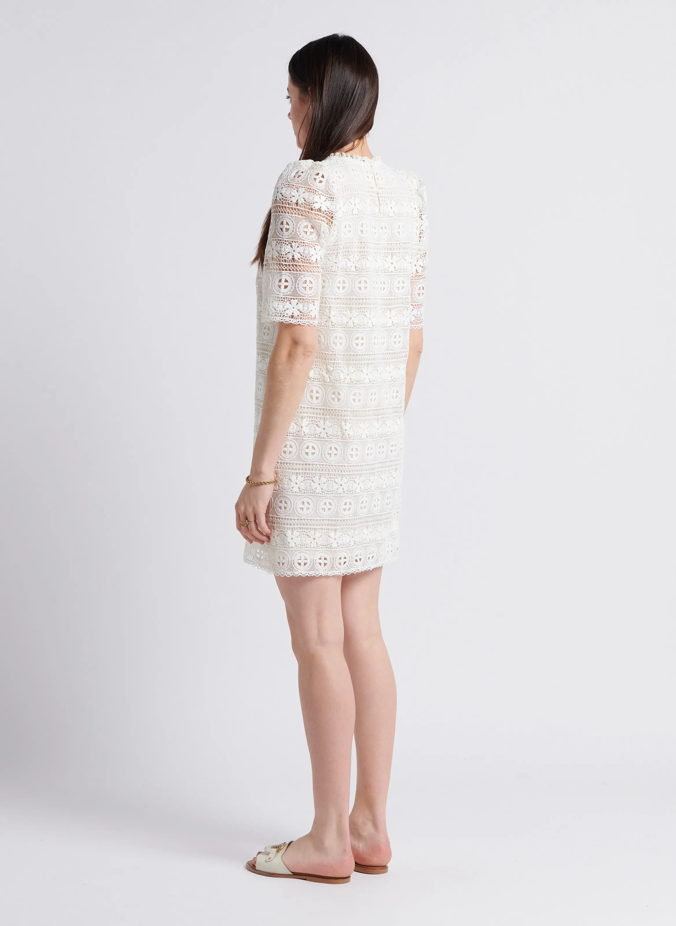 ROTILIE - Vestido corto recto con cuello redondo en blanco
