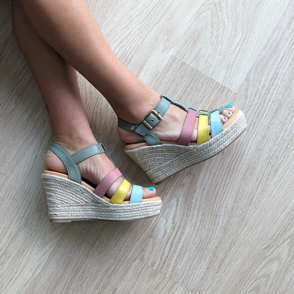 Sandalias CARMELA Pele Kaki 161622