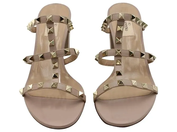 Valentino Garavani Sandalias Rockstud de Valentino en cuero nude Carne 