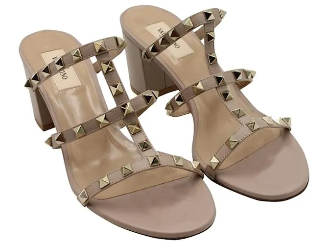 Valentino Garavani Sandalias Rockstud de Valentino en cuero nude Carne 